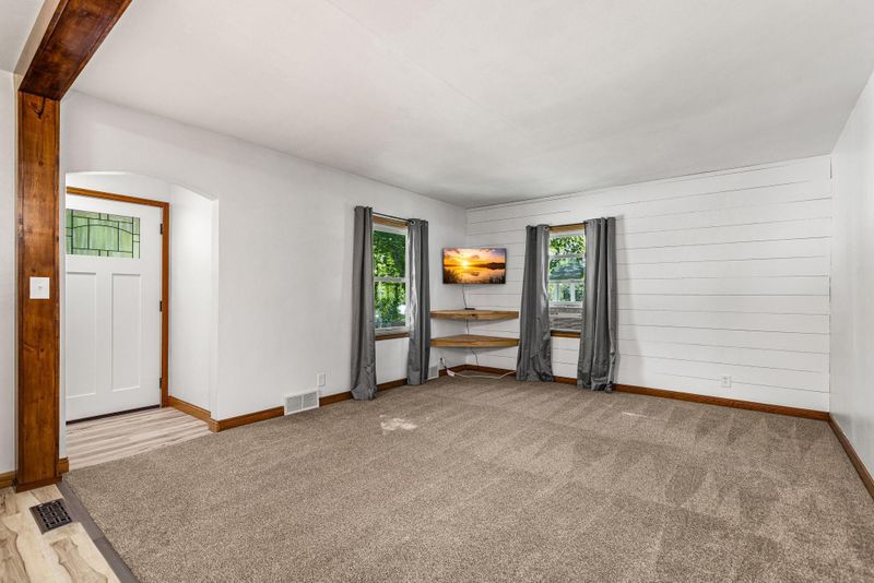 1315 10th St E, Glencoe, MN 55336