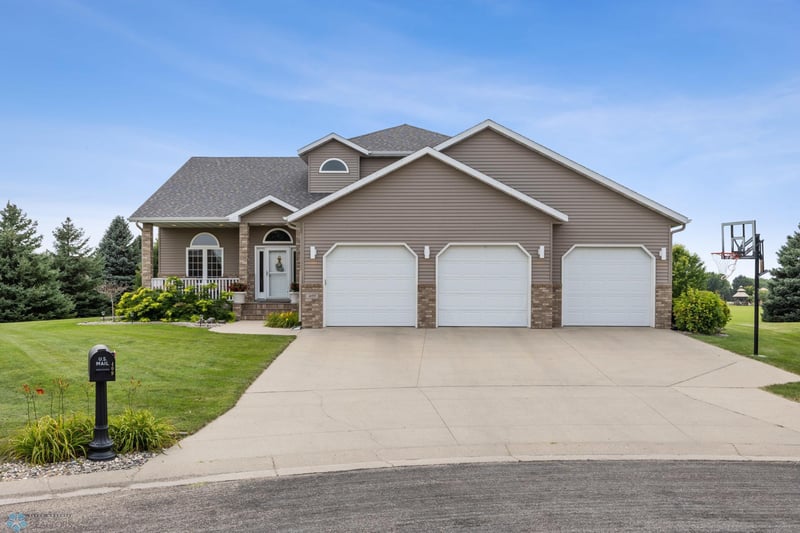 409 Allyson Cir, Moorhead, MN 56560