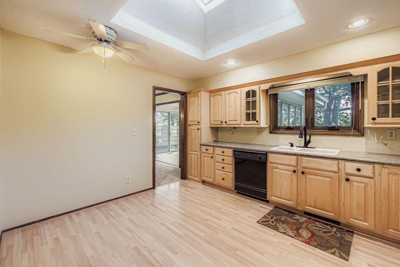 1052 Oak Cir, Wayzata, MN 55391