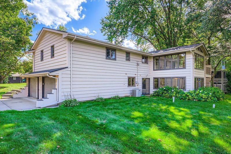 1052 Oak Cir, Wayzata, MN 55391