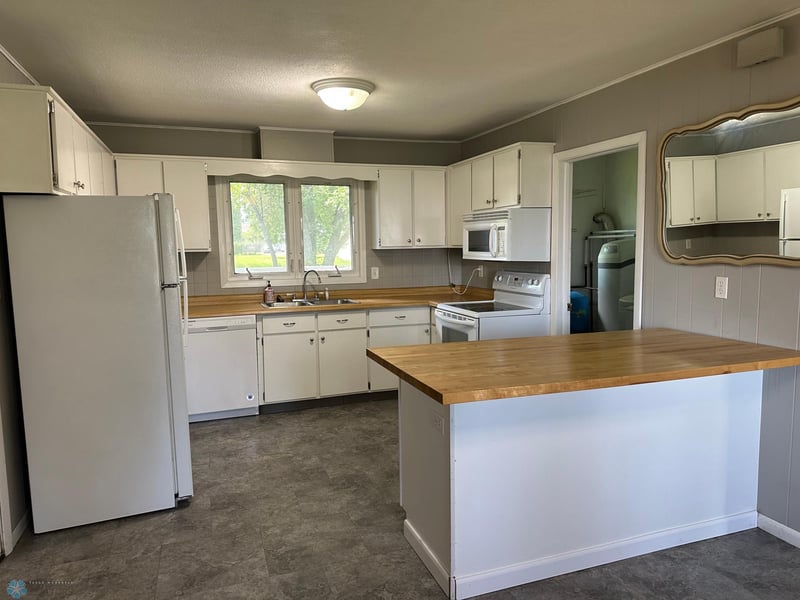 121 1st St S, Sabin, MN 56580