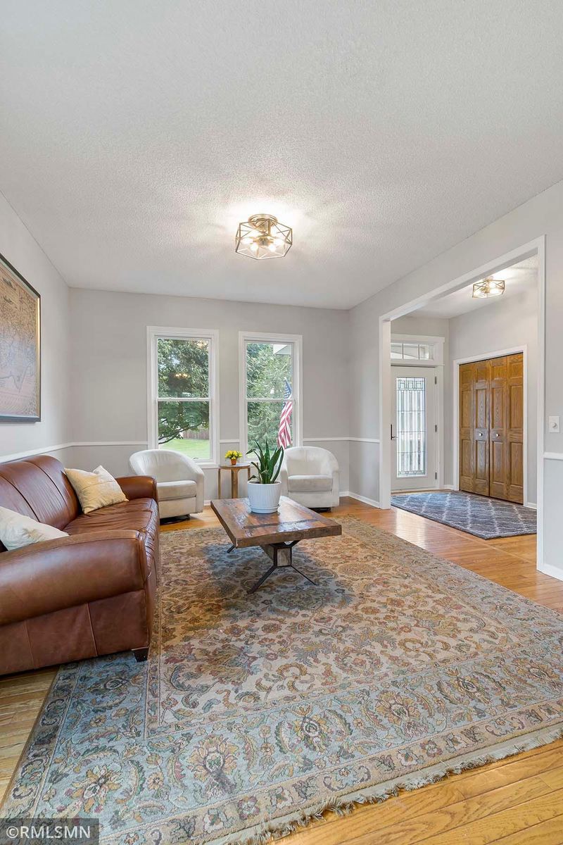 2450 Whitfield Dr, Mendota Heights, MN 55120