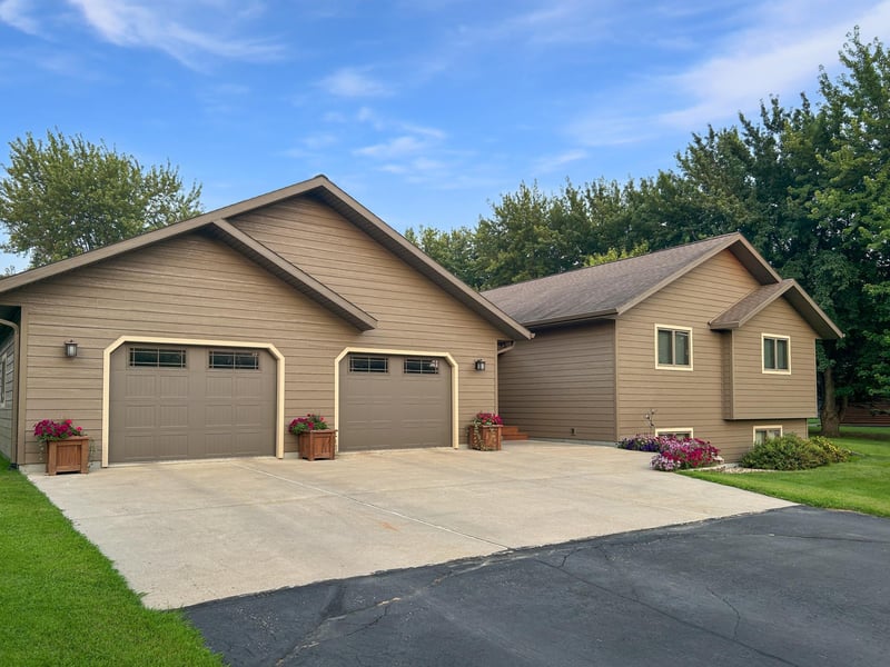 2207 N Tamarack Dr, Slayton, MN 56172