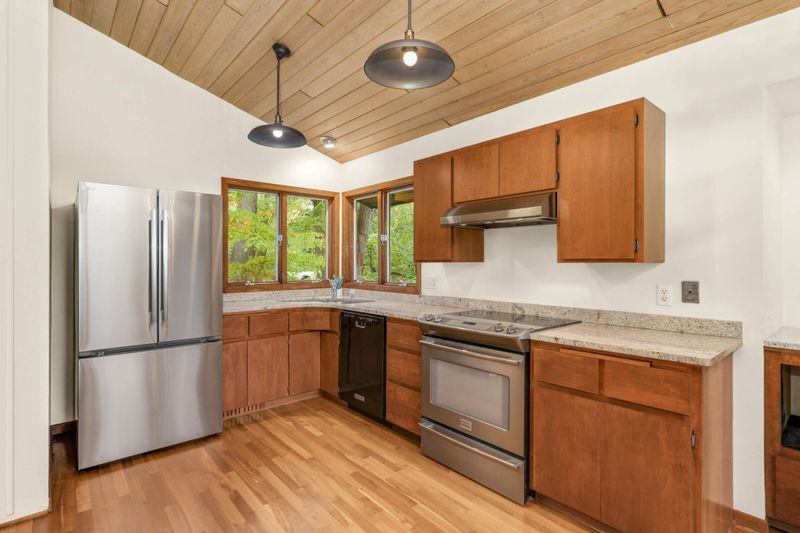 1 Chipmunk Ln, North Oaks, MN 55127