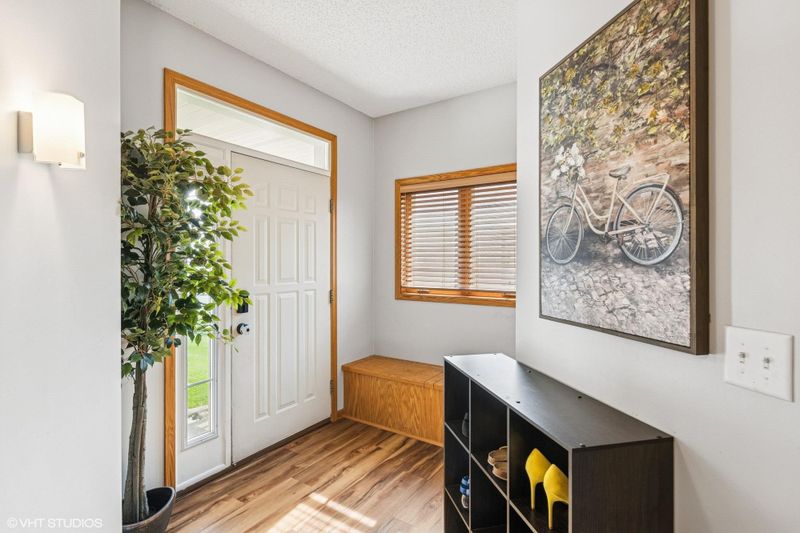 726 Regent Dr, Shakopee, MN 55379