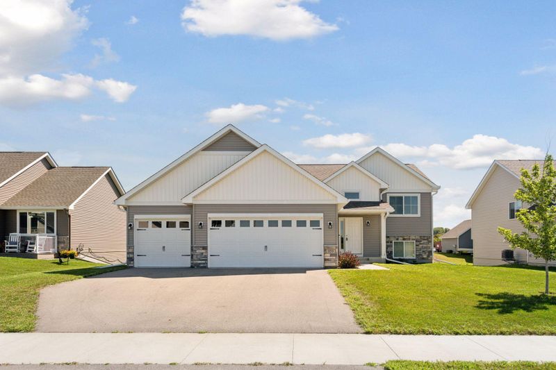 959 Prestwick Dr, Belle Plaine, MN 56011