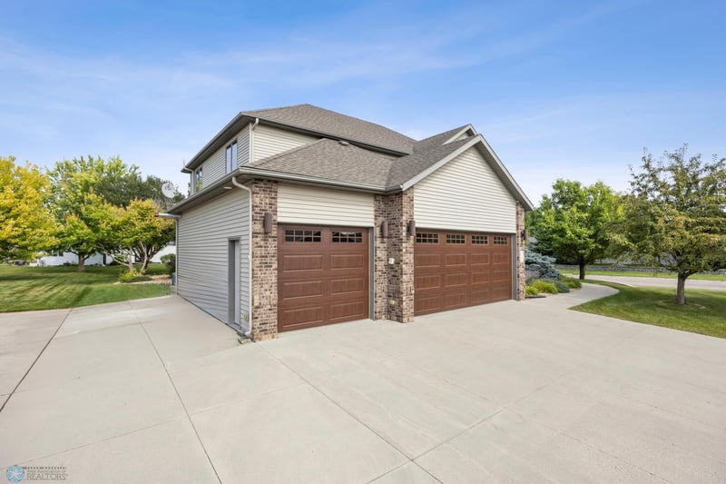 433 Kroshus Dr, Dilworth, MN 56529