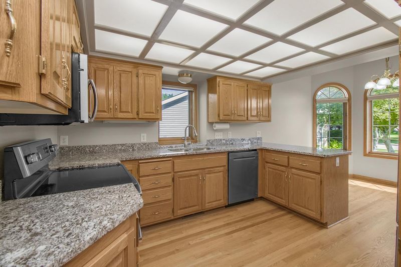 4136 Thornhill Ln, Vadnais Heights, MN 55127
