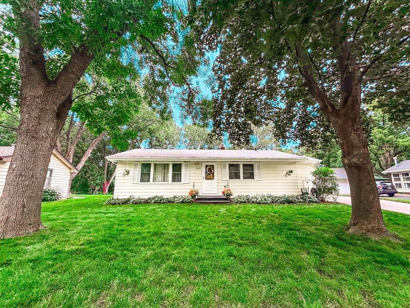 2689 Mayer Ln E, Maplewood, MN 55119