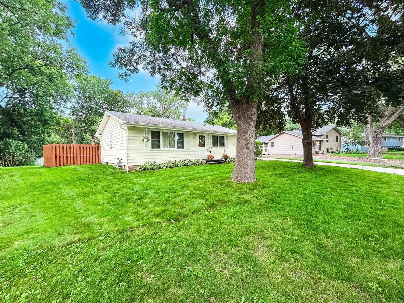 2689 Mayer Ln E, Maplewood, MN 55119