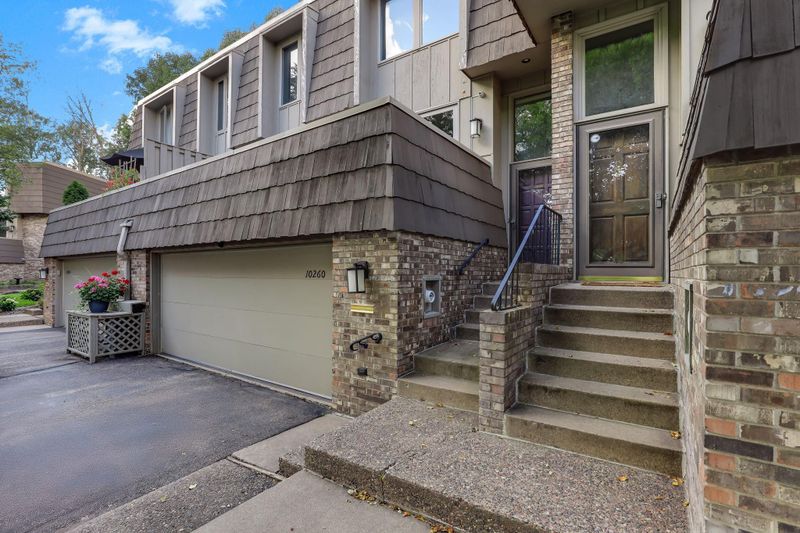 10260 Berkshire Rd, Bloomington, MN 55437