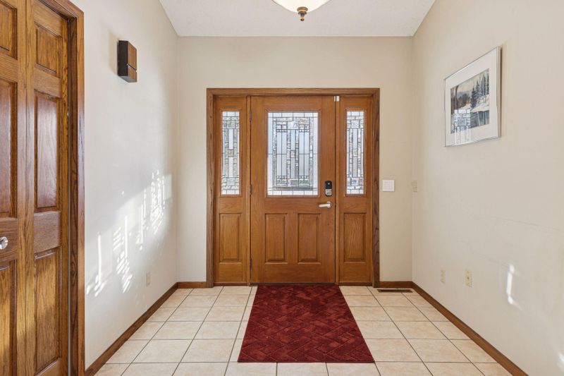 2320 Timber Trl E, Maplewood, MN 55119