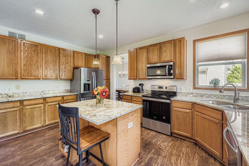 2113 Sandhill Dr, Shakopee, MN 55379