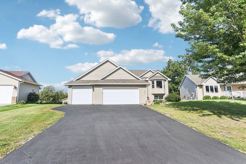404 Lake Dr, Winsted, MN 55395