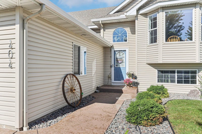404 Lake Dr, Winsted, MN 55395
