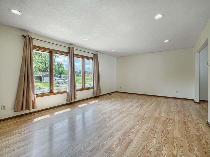 1966 14th St NW, New Brighton, MN 55112