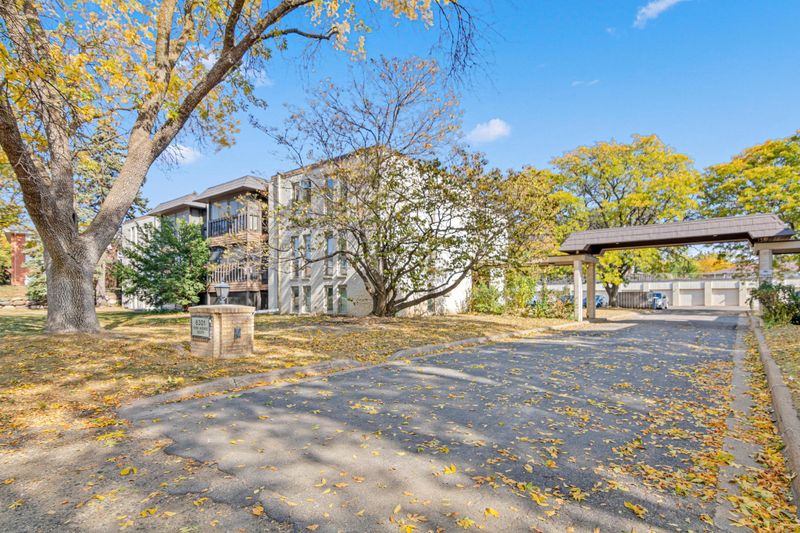 6301 York Ave S #102, Minneapolis, MN 55435