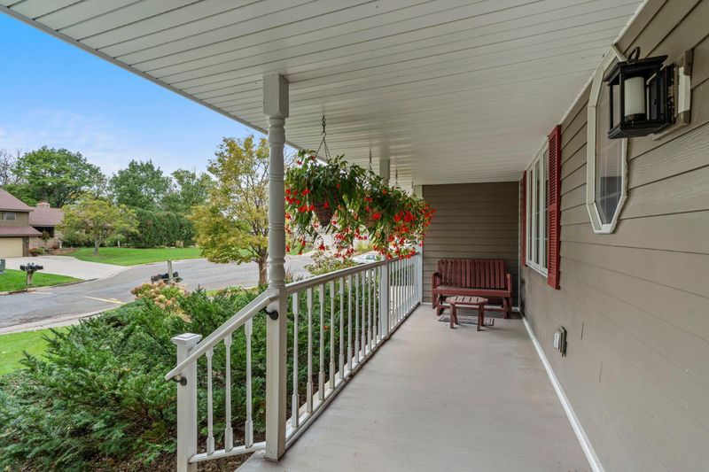 2360 Apache Ct, Mendota Heights, MN 55120