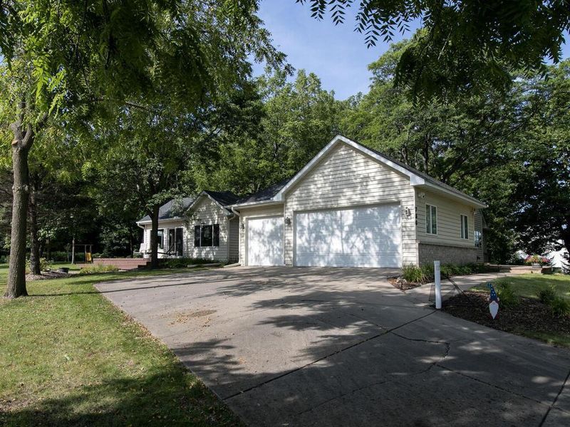736 Barrington Dr E, Shakopee, MN 55379