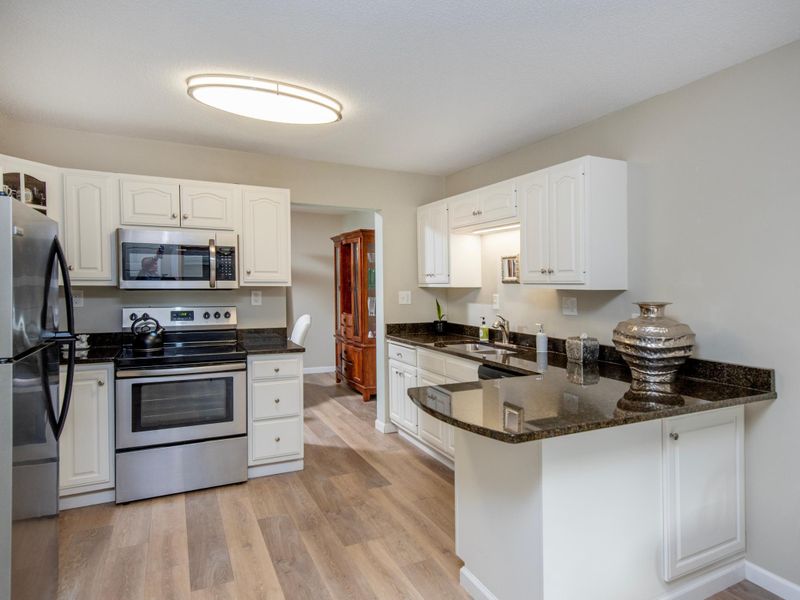 1198 Saint Clair Ave, Saint Paul, MN 55105