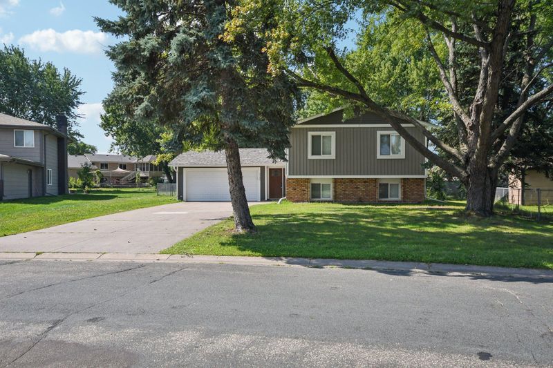 7625 84th Ave N, Minneapolis, MN 55445