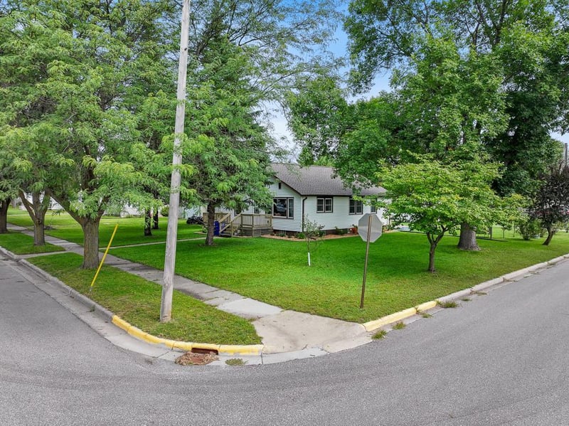 1304 10th St, Clarkfield, MN 56223