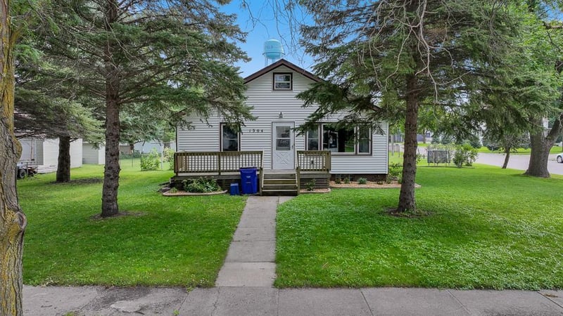1304 10th St, Clarkfield, MN 56223