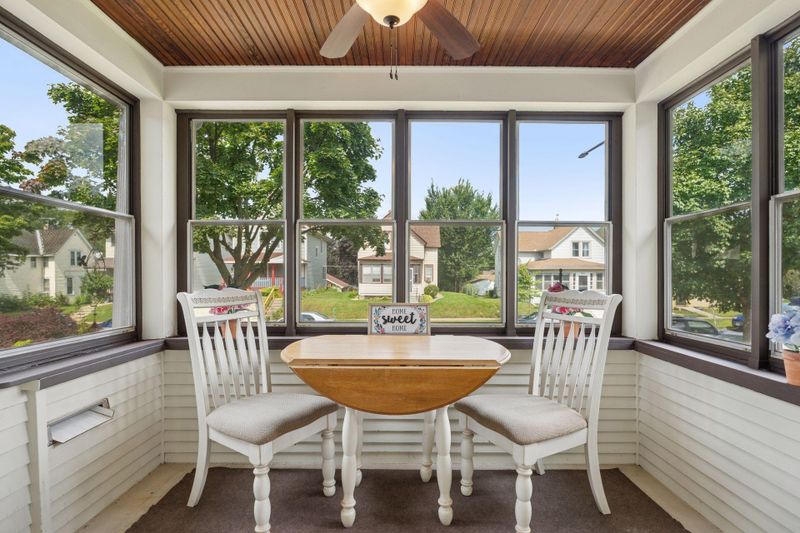 988 Geranium Ave E, Saint Paul, MN 55106