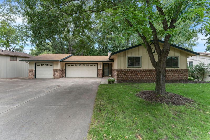 11304 Red Fox Dr, Maple Grove, MN 55369