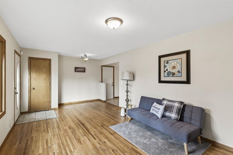 921 Cortland Dr S, Apple Valley, MN 55124