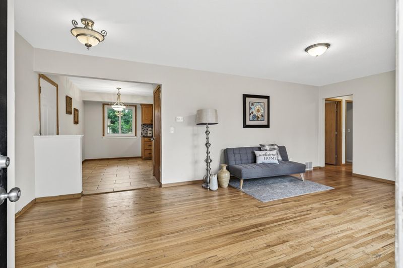 921 Cortland Dr S, Apple Valley, MN 55124