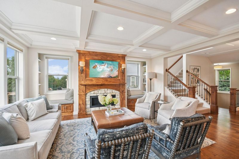 9850 Rainier Ct, Eden Prairie, MN 55347