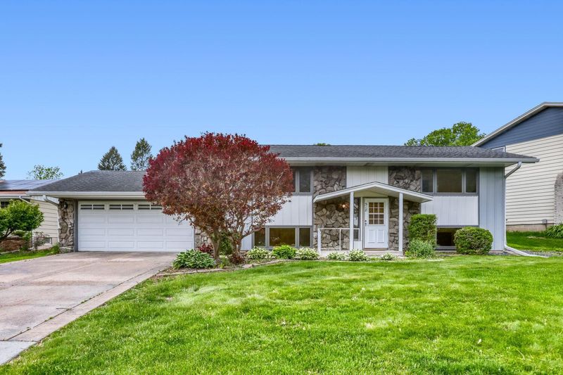 518 Rolls Rd, New Brighton, MN 55112