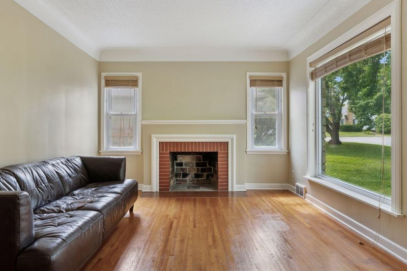 2906 Zenith Ave N, Robbinsdale, MN 55422