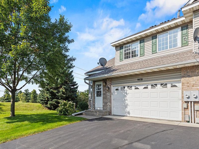 9938 Hamlet Ct S, Cottage Grove, MN 55016