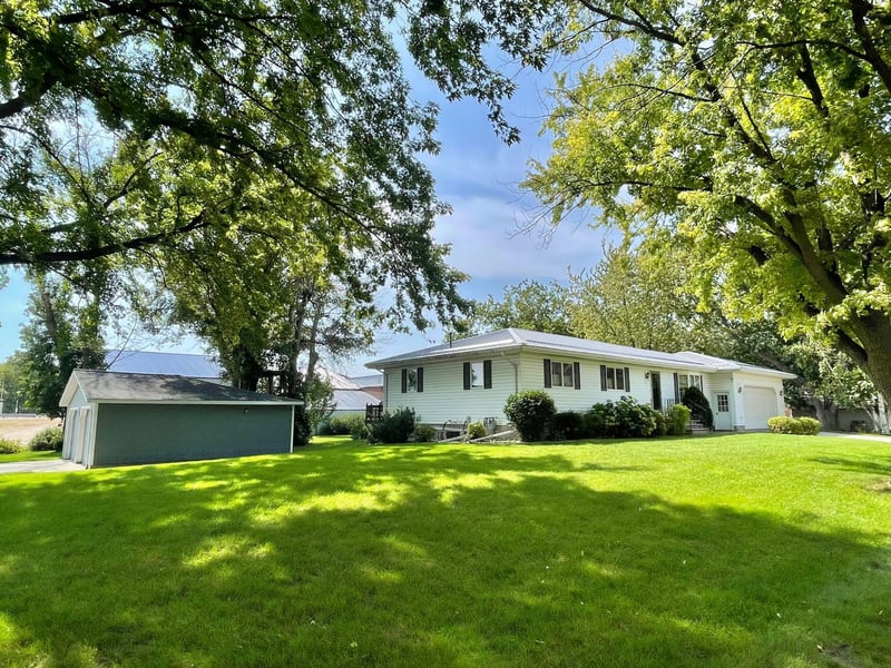 211 E Van Dusen St, Springfield, MN 56087