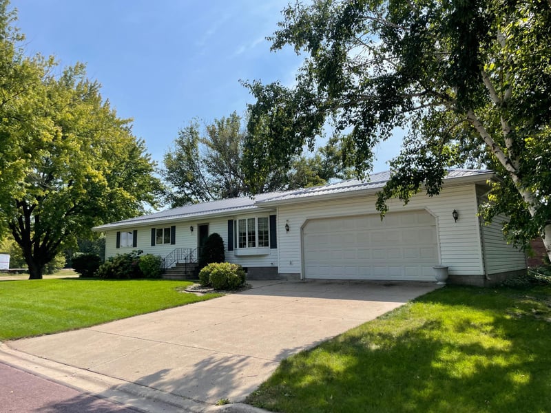 211 E Van Dusen St, Springfield, MN 56087