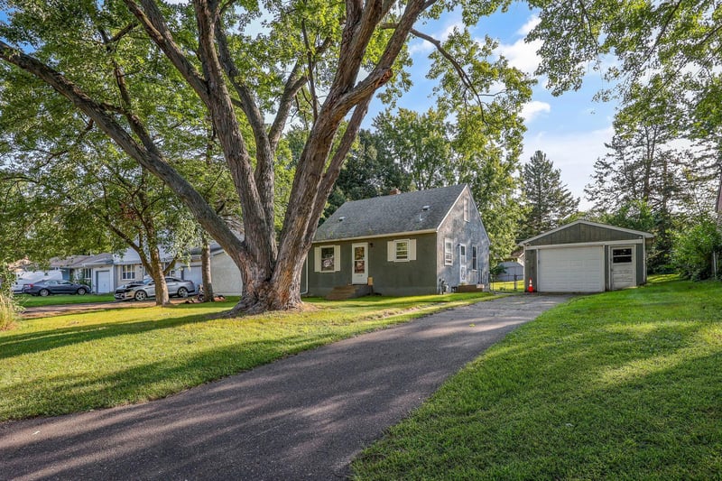 1704 Gurney St N, Maplewood, MN 55117