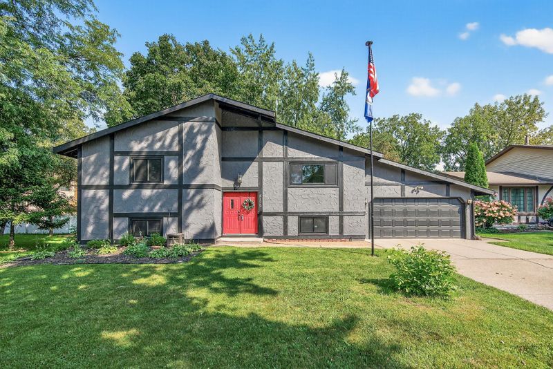 6175 Briardale Ct NE, Fridley, MN 55432