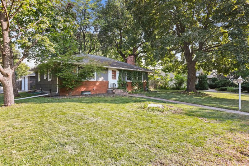 1455 Shryer Ave W, Roseville, MN 55113