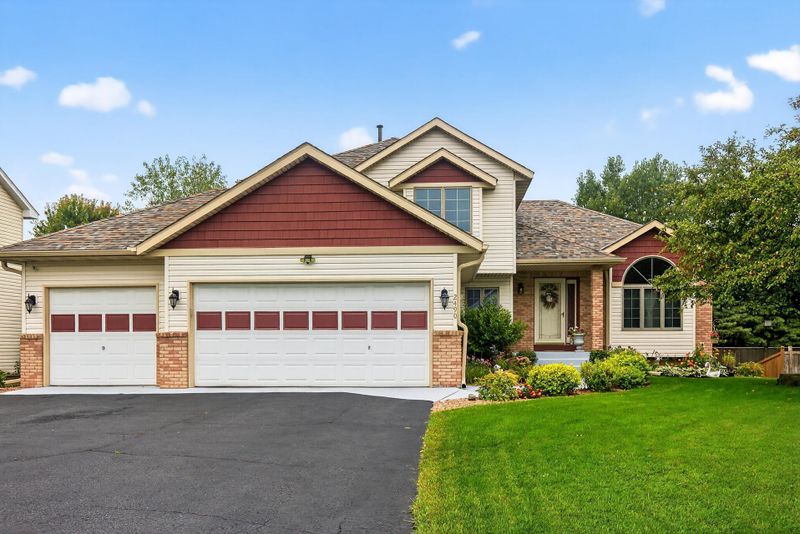 2490 Adele St, Maplewood, MN 55109
