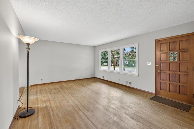 4725 W 110th St, Bloomington, MN 55437