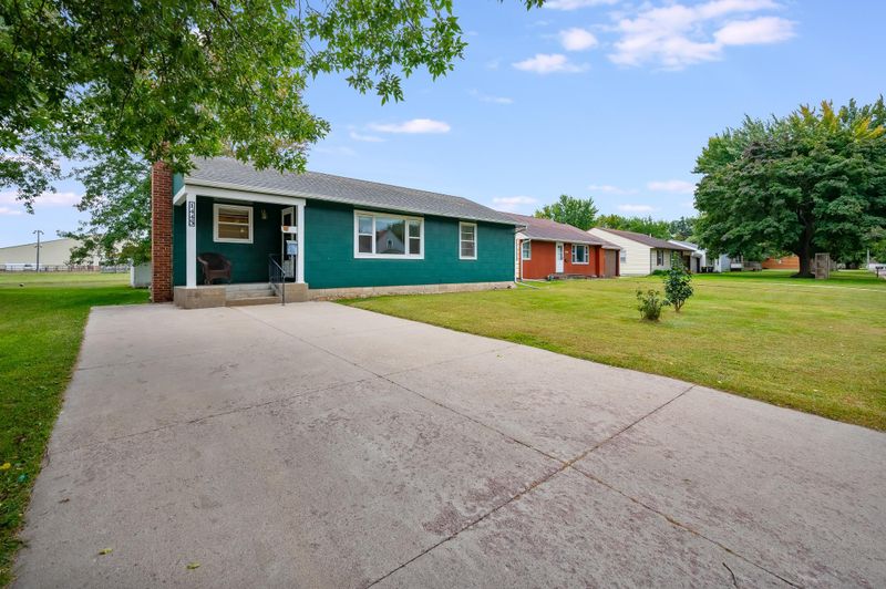 1445 11th Ave, Windom, MN 56101
