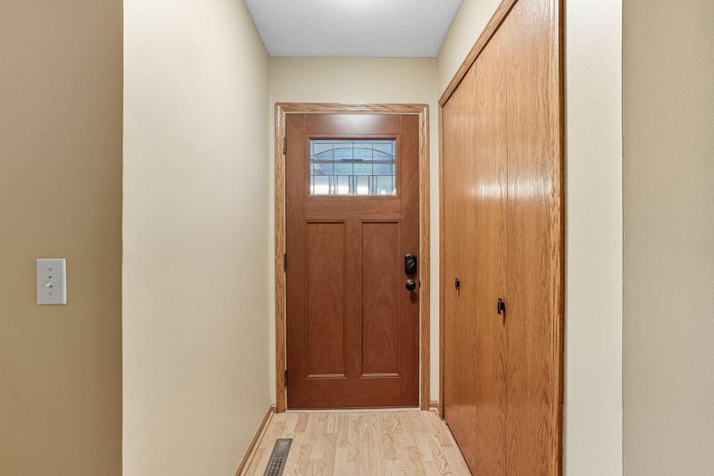 7454 Upper 24th St N, Oakdale, MN 55128