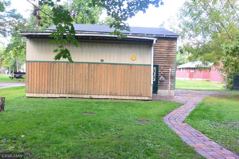 1421 14th St E, Glencoe, MN 55336