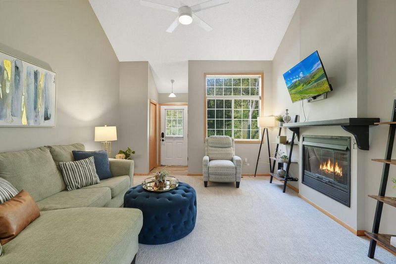 1825 Donegal Dr #1, Woodbury, MN 55125