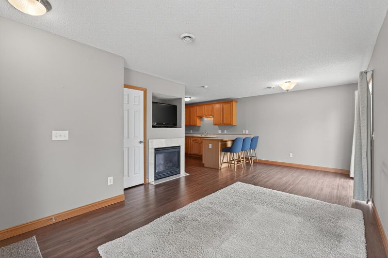 1300 Pembrooke Ln, Waconia, MN 55387