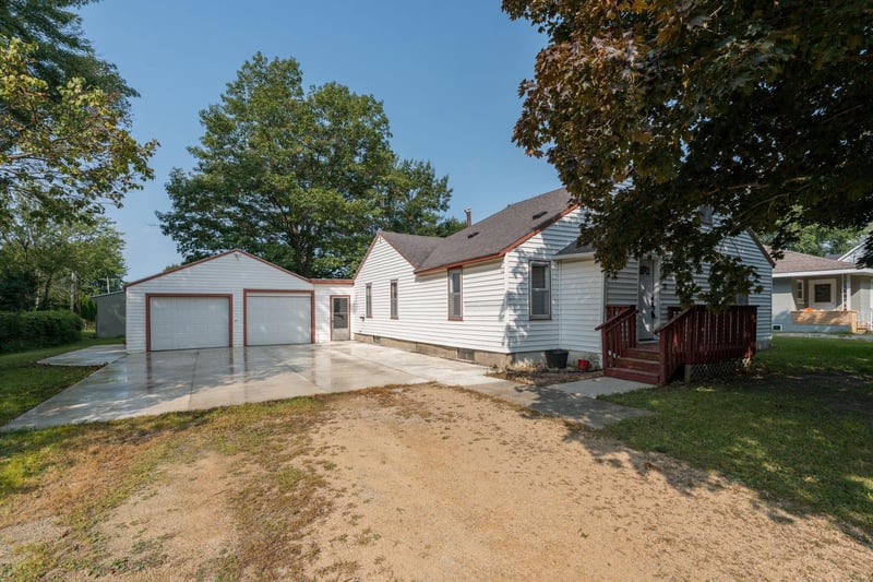 112 S 3rd St, Eagle Lake, MN 56024