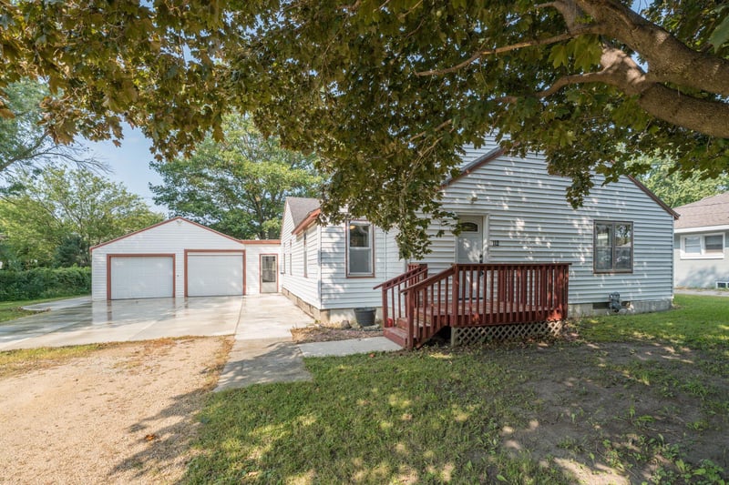 112 S 3rd St, Eagle Lake, MN 56024
