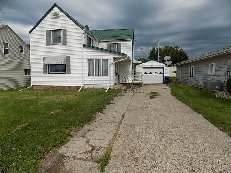 205 Brown St W, Comfrey, MN 56019